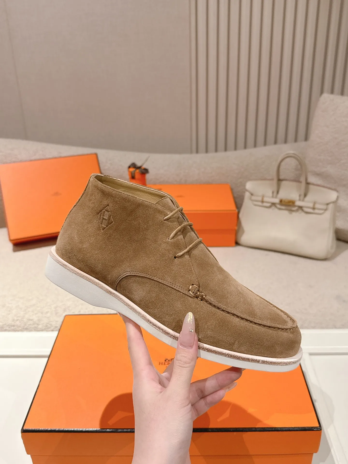 Men's Men's Shoes 660💰 Hermes men's size #26ss calfskin derby shoes, decorated with signature "H Diamant" details for a stylish and casual style. Fabric: Cow suede Lining: Mixed sheep lining Outsole: Genuine leather welt + original TPU Bottom thickness: 3CM Code number: 39-45 (customized at 46.47)